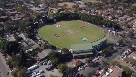Video-De-Drones-De-Un-Partido-De-Cricket-Entre-Zimbabwe-Y-Sri-Lanka-En-El-Club-Deportivo-Queens-En-Bulawayo,-Zimbabwe