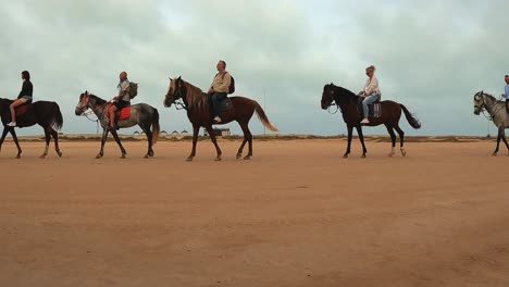 Tunesien-Zeitlupen-Pferdekarawane-Mit-Touristen-Zu-Pferd