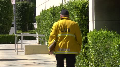 Bombero-Camina-Hasta-El-Lugar