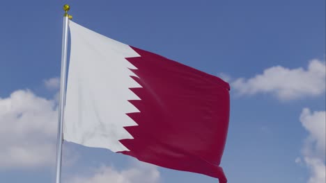 Bandera-De-Qatar-Moviéndose-En-El-Viento-Con-Un-Cielo-Azul-Claro-En-El-Fondo,-Nubes-Moviéndose-Lentamente,-Asta-De-Bandera,-Cámara-Lenta