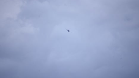Avión-Vuela-A-Través-De-La-Cubierta-De-Nubes