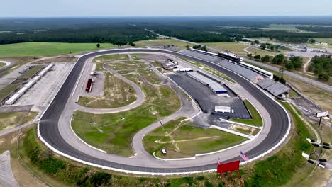 Alta-Aérea-Sobre-La-Autopista-De-Rockingham,-Autopista-De-Carolina-Del-Norte