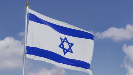 Bandera-De-Israel-Moviéndose-En-El-Viento-Con-Un-Cielo-Azul-Claro-En-El-Fondo,-Nubes-Moviéndose-Lentamente,-Asta-De-Bandera,-Cámara-Lenta