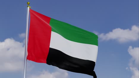 Bandera-De-Los-Emiratos-árabes-Unidos-Moviéndose-En-El-Viento-Con-Un-Cielo-Azul-Claro-En-El-Fondo,-Nubes-Moviéndose-Lentamente,-Asta-De-Bandera,-Cámara-Lenta