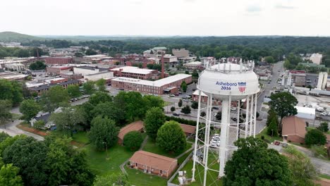 Alto-Empuje-Aéreo-Sobre-La-Torre-De-Agua-En-Asheboro-Carolina-Del-Norte,-Carolina-Del-Norte