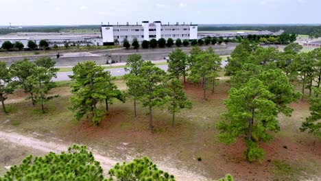 Langsamer-Luftstoß-In-Richtung-Rockingham-Speedway-über-Die-Kiefern