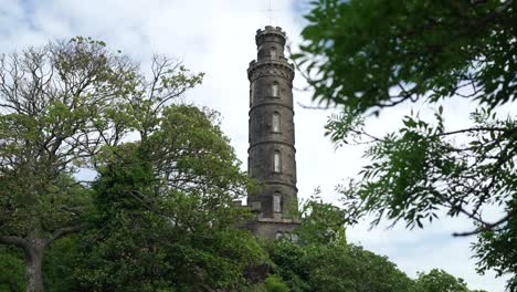 Slider-Pan-Revela-La-Icónica-Torre-Del-Monumento-A-Nelson-En-Edimburgo,-Escocia