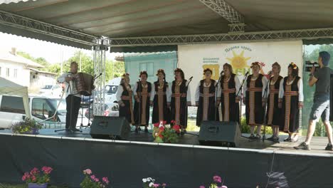 Der-Frauenchor-Elderley-Wurde-Bei-Einem-Auftritt-Auf-Der-Bühne-Des-Sommerfestivals-Gefilmt