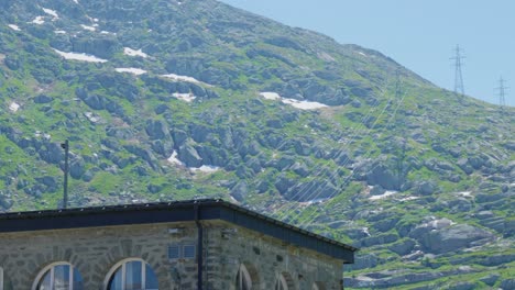 Edificio-Y-Pilones-En-Los-Alpes-Suizos,-En-Un-Día-Claro-Con-Cielos-Azules