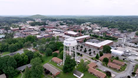 Empuje-Aéreo-Sobre-La-Torre-De-Agua-En-Asheboro-Carolina-Del-Norte