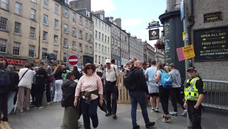 Gente-Intentando-Pasar-Entre-La-Multitud-En-Edimburgo.