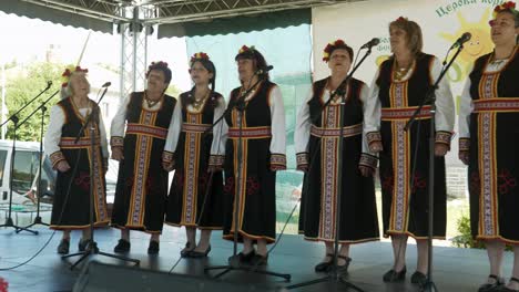 Damen-Volkschor-Singt-Auf-Der-Bühne-Bei-Traditioneller-Sommerveranstaltung