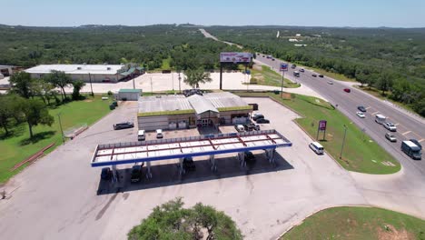 Redaktionelle-Luftaufnahmen-Eines-Chevron--Und-Pale-Face-Lebensmittelladens-In-Spicewood,-Texas