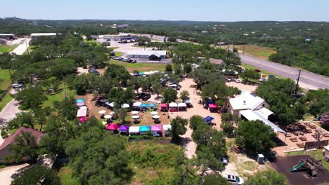 Luftaufnahmen-Vom-Pedernales-Bauernmarkt-In-Spicewood,-Texas
