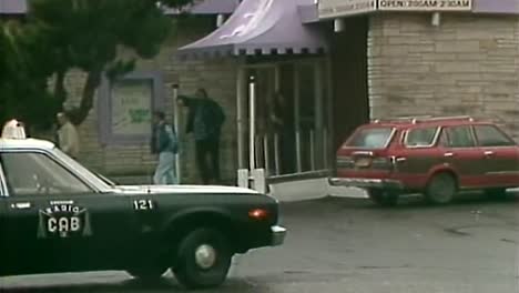 1980-Taxi-Radio-Taxi-Retrocediendo-En-El-Estacionamiento