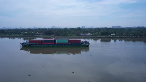 Barco-Contenedor-En-El-Río-Saigón-Desde-Vista-Aérea-En-Un-Día-Soleado