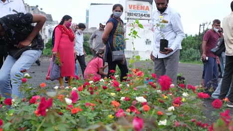 Vorderszene,-In-Der-Viele-Bunte-Rosenpflanzen-Auf-Dem-Markt-Verkauft-Werden-Und-Eine-Große-Menschenmenge-Da-Ist,-Die-Sie-Kauft