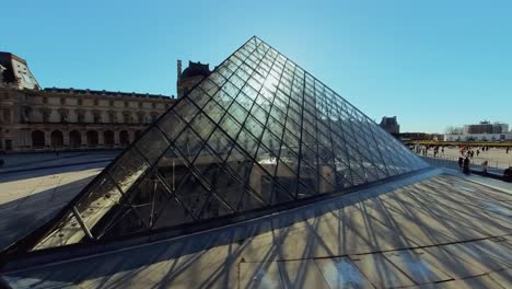 Órbita-De-Paralaje-Alrededor-De-La-Estructura-Piramidal-De-Vidrio-Del-Louvre-De-París