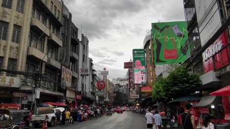 Spaziergang-Entlang-Der-Chinatown-Street-In-Bangkok-Mit-Historischen-Gebäuden-Und-Beschilderungen