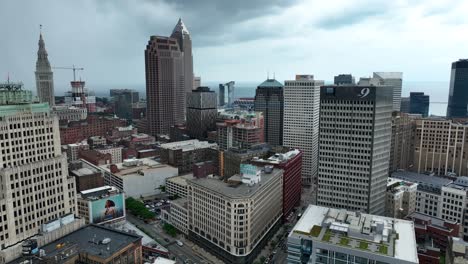 Downtown-Cleveland-Ohio-USA-Cityscape-Skyline,-Aerial-View-of-Central-Buildings-and-Traffic-on-Cloudy-Day