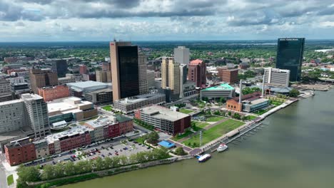 Toledo,-Ohio-skyline-on-a-beautiful-summer-day