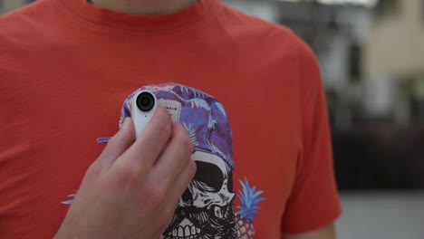 Influencer-Coloca-Insta360-Go-3-En-Su-Camiseta-Con-Un-Imán