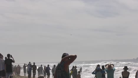 Kampfjet-Fliegt-Tief-über-Den-Strand