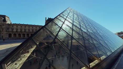 Retirada-Del-Louvre-Mirando-A-Los-Turistas-Admirando-Obras-De-Arte.