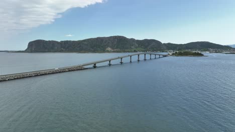 Vollständige-Panorama-Luftaufnahme-Der-Giske-Brücke-Zwischen-Den-Valedroy--Und-Godoy-Inseln-Außerhalb-Von-Alesund-Norwegen-–-Sommerliche-Küstenlandschaft