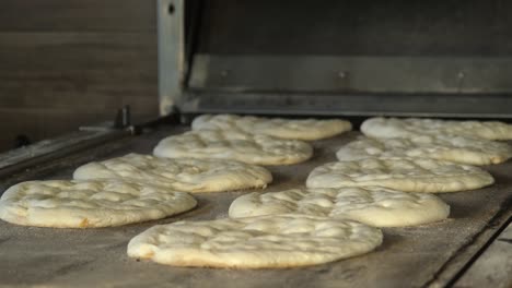 Der-Bäcker-Bereitet-Den-Ramadan-Pita-Teig-Für-Den-Ofen-Vor
