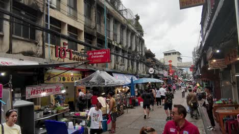 People-Walking-and-Shopping-in-Chinatown,-Bangkok,-Thailand