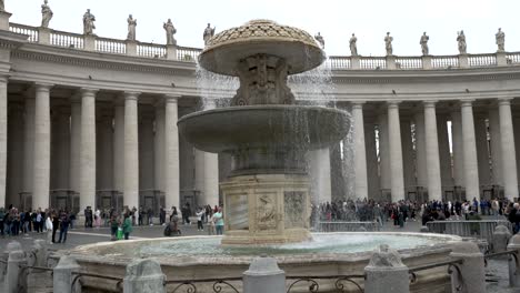 Carlo-Maderno-Brunnen-Und-Heiligenstatuen-In-St