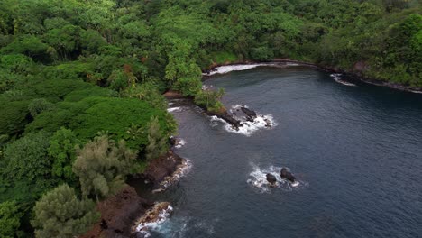 Big-Island-Hawaii-–-Drohnen-Umlaufbahn-über-Einer-Kleinen-Bucht