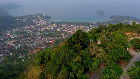 Toma-Aérea-Establecida-Del-Gran-Buda,-Una-Vista-Aérea-Muestra-Una-Mañana-Brumosa