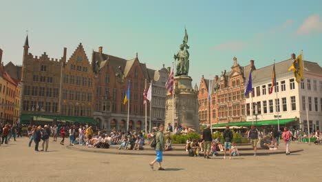 Statue-Of-Jan-Breyden-And-Pieter-de-Coninck-With-Flags-Stands-At-Central-Square-Of-Ancient-Market-In-Bruges,-Belgium