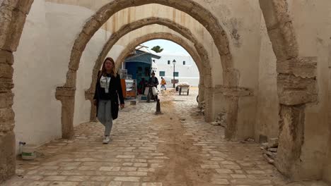 Pasaje-Arqueado-Del-Bazar-Houmt-Souk-En-La-Isla-De-Djerba-En-Túnez