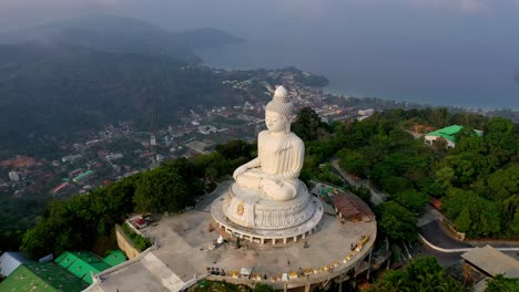 Toma-Aérea-Establecida-Del-Gran-Buda-De-Phuket-Es-Uno-De-Los-Lugares-Más-Importantes-Y-Venerados-De-La-Isla