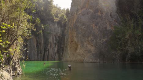 Turistas-Nadando-En-La-Fuente-De-Los-Baños-De-Montanejos,-España