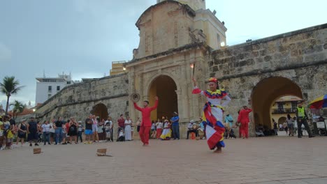 Künstler-Führen-Folkloristische-Traditionelle-Tänze-Auf,-Cartagena,-Kolumbien,-Kolonialreise,-Wahrzeichen,-Historisches-Zentrum