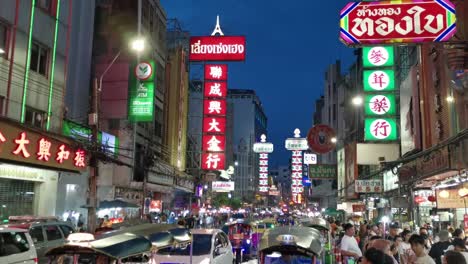 Wunderschön-Beleuchtete-Beleuchtung-Und-Beschilderung-Auf-Der-Yaowarat-Road-In-Chinatown,-Bangkok,-Thailand