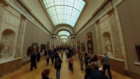 Dolly-über-Touristen,-Die-Kunstwerke-Im-Louvre-Paris-Bewundern