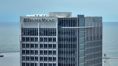 Ernst-and-Young-Company-Office-Building-in-Downtown-Cleveland-OH-USA,-Pedestal-Drone-Shot