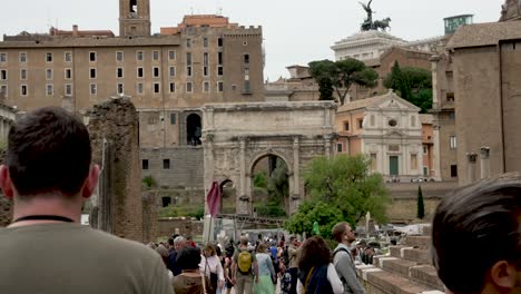 Turistas-Caminando-Por-Via-Della-Salara-Vecchia-En-El-Foro-Romano-Con-El-Arco-De-Septimio-Severo-Visto-Al-Fondo