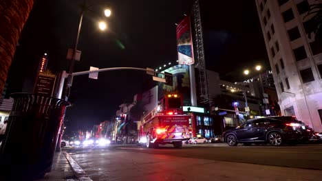 Pinnenfeuerwehrauto-Fährt-Nachts-Durch-Die-Straßen-Von-Los-Angeles-Zum-Unfallort