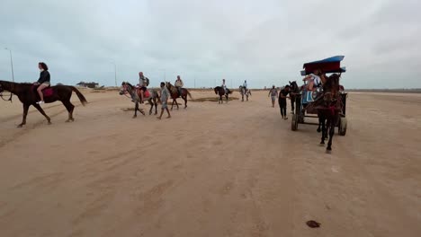 Rückwärtsfahrt-Von-Touristen,-Die-Eine-Pferdekarawane-In-Der-Trockenen-Salzseewüste-Von-Djerba-In-Tunesien-Genießen