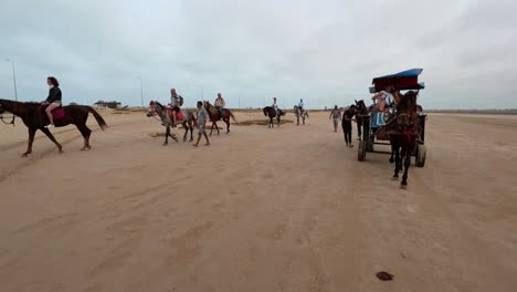 Toma-De-Seguimiento-Inversa-De-Turistas-Disfrutando-De-Una-Caravana-De-Caballos-En-El-Desierto-Seco-Del-Lago-Salado-De-Djerba-En-Túnez.