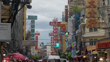 Señalización-De-Chinatown-Que-Sobresale-En-Yaowarat-Road-En-Bangkok,-Tailandia