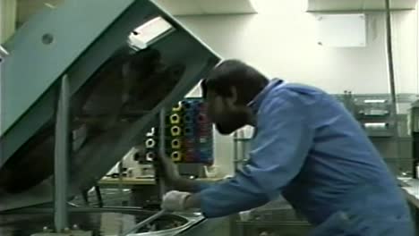 1980er-Jahre-Techniker,-Der-An-Einem-Silizium-Wafer-Chip-Arbeitet