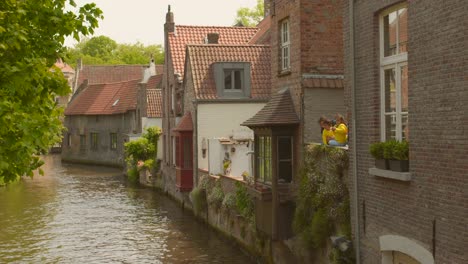 Vistas-De-Casas-Medievales-Sobre-El-Pintoresco-Canal-En-Brujas,-Bélgica