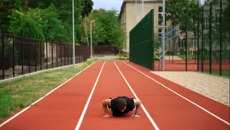 Fitter,-Bärtiger-Mann,-Der-Draußen-Auf-Der-Laufstrecke-Eines-Modernen-Stadions-Steht-Und-Trainiert